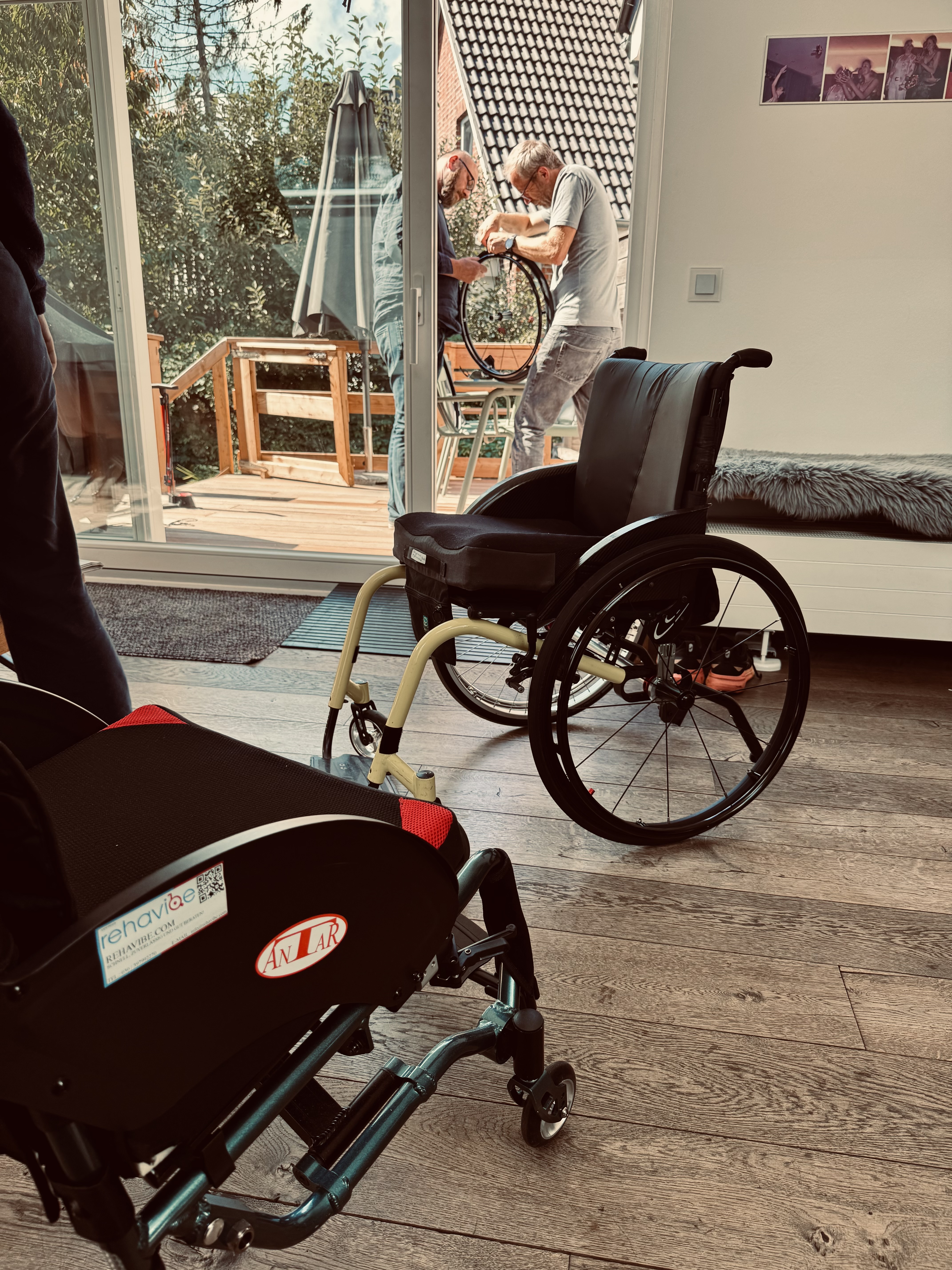 Rollis beim Reifenwechsel in der Küche