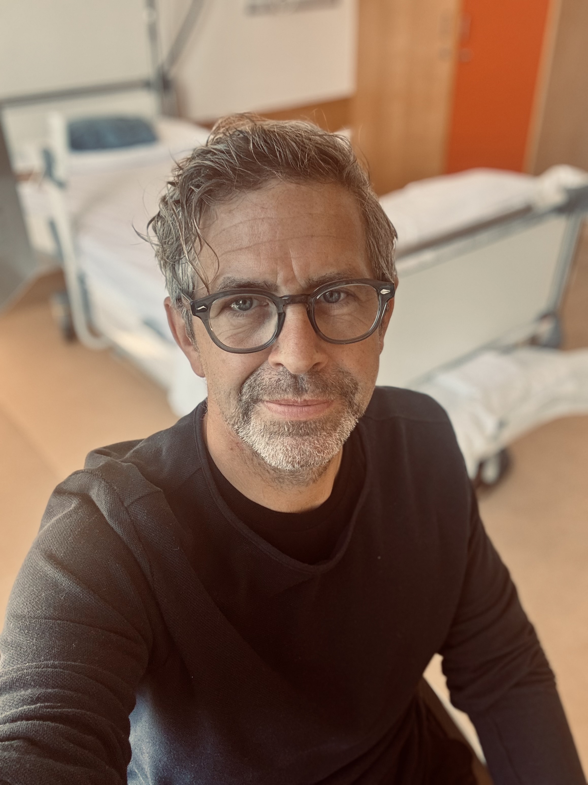 Porträt André vor Krankenbett